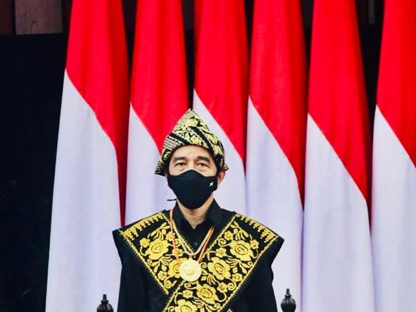 Deretan Gaya Jokowi Pakai Baju Adat Sabu NTT di Sidang Tahunan MPR
