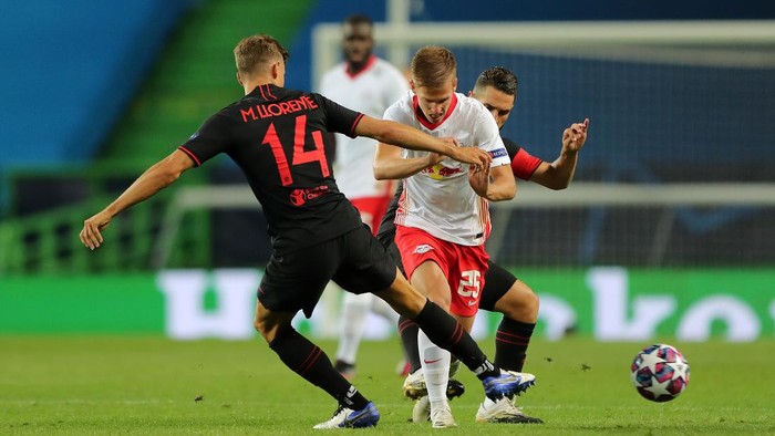 LISBON, PORTUGAL - AUGUST 13: Dani Olmo of RB Leipzig is challenged by Marcos Llorente of Atletico de Madrid during the UEFA Champions League Quarter Final match between RB Leipzig and Club Atletico de Madrid at Estadio Jose Alvalade on August 13, 2020 in Lisbon, Portugal. (Photo by Miguel A. Lopes/Pool via Getty Images)