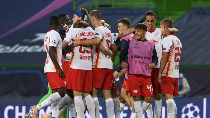 LISBON, PORTUGAL - AUGUST 13: RB Leipzig players celebrate following their teams victory in the UEFA Champions League Quarter Final match between RB Leipzig and Club Atletico de Madrid at Estadio Jose Alvalade on August 13, 2020 in Lisbon, Portugal. (Photo by Lluis Gene/Getty Images)
