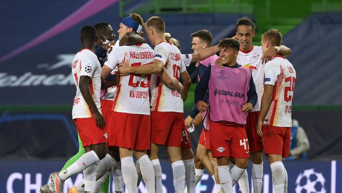 RB Leipzig vs Atletico Madrid LISBON, PORTUGAL - AUGUST 13: RB Leipzig players celebrate following their teams victory in the UEFA Champions League Quarter Final match between RB Leipzig and Club Atletico de Madrid at Estadio Jose Alvalade on August 13, 2020 in Lisbon, Portugal. (Photo by Lluis Gene/Getty Images)