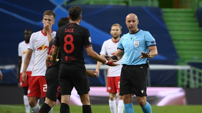 LISBON, PORTUGAL - AUGUST 13: Saul Niguez of Atletico de Madrid and Stefan Savic of Atletico de Madrid confront referee Szymon Marciniak  during the UEFA Champions League Quarter Final match between RB Leipzig and Club Atletico de Madrid at Estadio Jose Alvalade on August 13, 2020 in Lisbon, Portugal. (Photo by Lluis Gene/Getty Images)