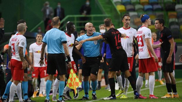 LISBON, PORTUGAL - AUGUST 13: Referee Szymon Marciniak separates Amadou Haidara of RB Leipzig and Marcos Llorente of Atletico de Madrid during the UEFA Champions League Quarter Final match between RB Leipzig and Club Atletico de Madrid at Estadio Jose Alvalade on August 13, 2020 in Lisbon, Portugal. (Photo by Lluis Gene/Getty Images)