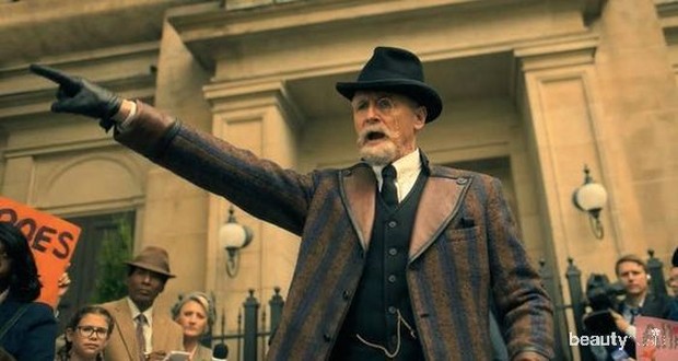 Reginald Hargreeves/pinterest.com/buzzfeed Sosok ayah asuh yang kejam serta otoriter ini kembali dan menjadi kejutan bagi penonton.