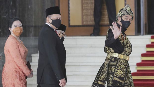 Presiden Joko Widodo mengenakan busana Sabu asal NTT  dan Wakil Presiden Ma'ruf Amin (kedua kanan) didampingi Ketua MPR Bambang Soesatyo (kedua kiri) dan Ketua DPR Puan Maharani (kiri) melambaikan tangan saat tiba di lokasi sidang tahunan MPR dan Sidang Bersama DPR-DPD di Kompleks Parlemen, Senayan, Jakarta, Jumat (14/8/2020). ANTARA FOTO/Galih Pradipta/pras.