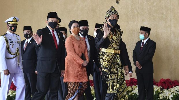 Presiden Joko Widodo dan Wakil Presiden Ma'ruf Amin didampingi Ketua MPR Bambang Soesatyo dan Ketua DPR Puan Maharani tiba di lokasi sidang tahunan MPR dan Sidang Bersama DPR-DPD di Komplek Parlemen, Senayan, Jakarta, Jumat (14/8/2020). ANTARA FOTO/Galih Pradipta/pras.