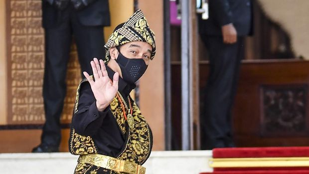 Presiden Joko Widodo melambaikan tangan ke arah wartawan saat tiba di lokasi sidang tahunan MPR dan Sidang Bersama DPR-DPD di Komplek Parlemen, Senayan, Jakarta, Jumat (14/8/2020). ANTARA FOTO/Galih Pradipta/pras.