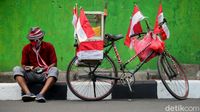 Songsong HUT RI, Pedagang Ini Hias Sepedanya dengan Tema Merah Putih