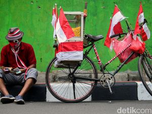 Songsong HUT RI, Pedagang Ini Hias Sepedanya dengan Tema Merah Putih