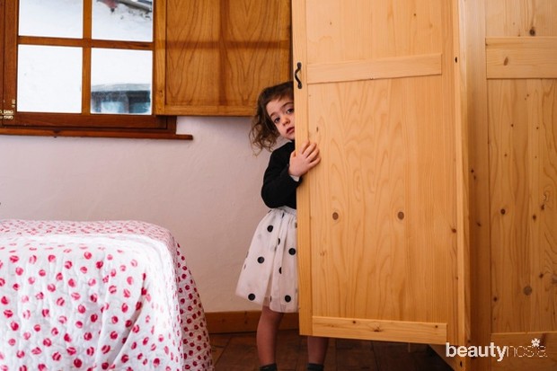 Suami dan Istri/ Sumber: Freepik.com Pastikan untuk memasang sekat penutup untuk berjaga-jaga jika si kecil terbangun tiba-tiba.