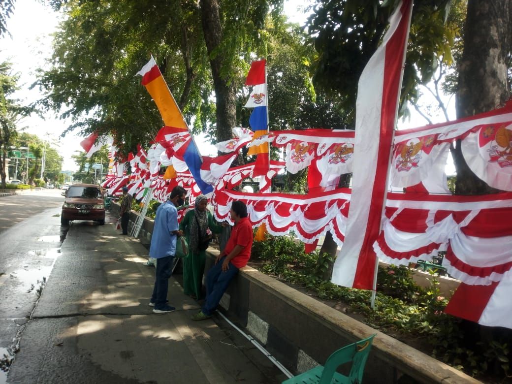 Suasana pedagang bendera di sekitar makam pahlawan Medan (Datuk Haris-detikcom)