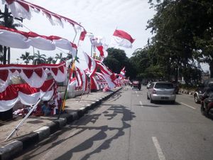 Pedagang Bendera Keluhkan Omzet Turun Gegara Sekolah Libur Saat Pandemi Pedagang Bendera Keluhkan Omzet Turun Gegara Sekolah Libur Saat Pandemi