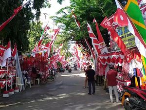 Penjualan Pernak-pernik Agustusan di Surabaya Tak Terpengaruh COVID-19 Penjualan Pernak-pernik Agustusan di Surabaya Tak Terpengaruh COVID-19