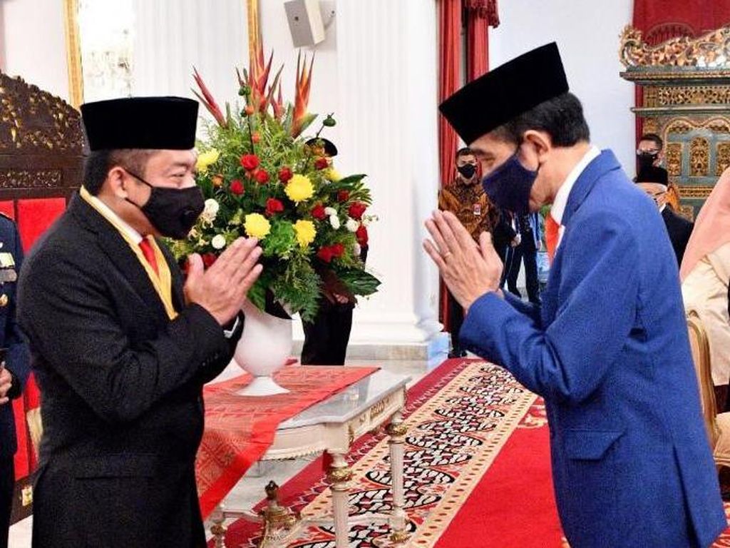 Dirut Telkom Raih Penghargaan Bintang Jasa Nararya Dirut Telkom Raih Penghargaan Bintang Jasa Nararya