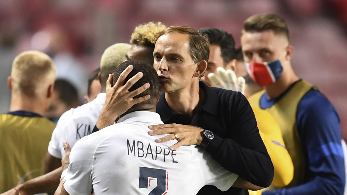 Puja-puji Mbappe untuk Thomas Tuchel. (Foto: David Ramos/Pool Photo via AP)