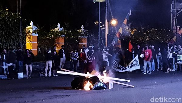 Tolak Omnibus Law, Massa Gejayan Memanggil Bakar Ban-Blokir Jalan