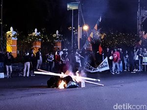 Tolak Omnibus Law, Massa Gejayan Memanggil Bakar Ban-Blokir Jalan