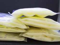 Tren Pria Minum ASI untuk Bentuk Otot dan Cegah Kanker