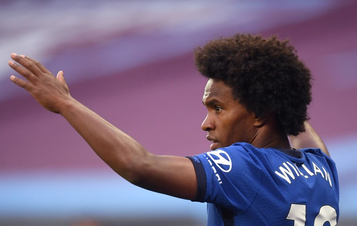 LONDON, ENGLAND - JULY 01: Willian of Chelsea reacts during the Premier League match between West Ham United and Chelsea FC at London Stadium on July 01, 2020 in London, England. Football Stadiums around Europe remain empty due to the Coronavirus Pandemic as Government social distancing laws prohibit fans inside venues resulting in all fixtures being played behind closed doors. (Photo by Michael Regan/Getty Images)