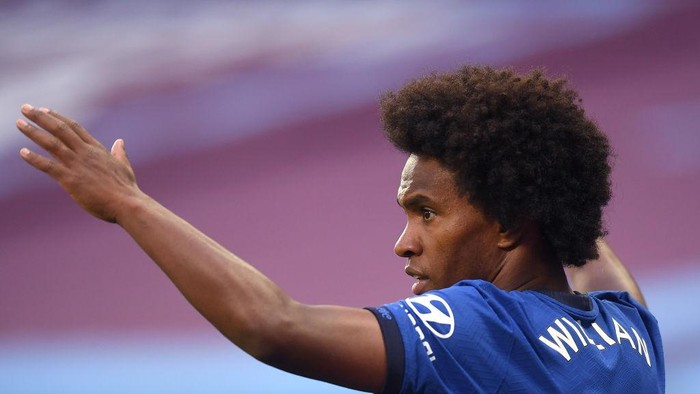 LONDON, ENGLAND - JULY 01: Willian of Chelsea reacts during the Premier League match between West Ham United and Chelsea FC at London Stadium on July 01, 2020 in London, England. Football Stadiums around Europe remain empty due to the Coronavirus Pandemic as Government social distancing laws prohibit fans inside venues resulting in all fixtures being played behind closed doors. (Photo by Michael Regan/Getty Images)