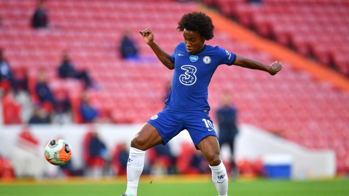 LIVERPOOL, ENGLAND - JULY 22: Willian of Chelsea controls the ball during the Premier League match between Liverpool FC and Chelsea FC at Anfield on July 22, 2020 in Liverpool, England. Football Stadiums around Europe remain empty due to the Coronavirus Pandemic as Government social distancing laws prohibit fans inside venues resulting in all fixtures being played behind closed doors. (Photo by Paul Ellis/Pool via Getty Images)