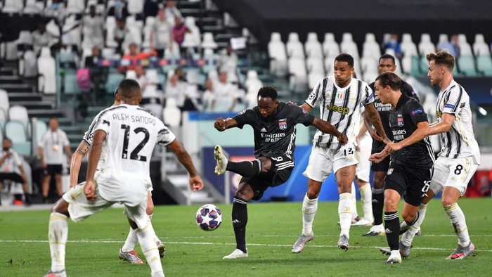 TURIN, ITALY - AUGUST 07: Moussa Dembele of Olympique Lyon shoots during the UEFA Champions League round of 16 second leg match between Juventus and Olympique Lyon at Allianz Stadium on August 07, 2020 in Turin, Italy. (Photo by Valerio Pennicino/Getty Images)
