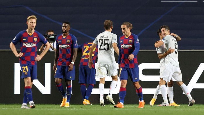 LISBON, PORTUGAL - AUGUST 14: Robert Lewandowski of FC Bayern Munich celebrates with teammates after scoring his teams sixth goal during the UEFA Champions League Quarter Final match between Barcelona and Bayern Munich at Estadio do Sport Lisboa e Benfica on August 14, 2020 in Lisbon, Portugal. (Photo by Rafael Marchante/Pool via Getty Images)