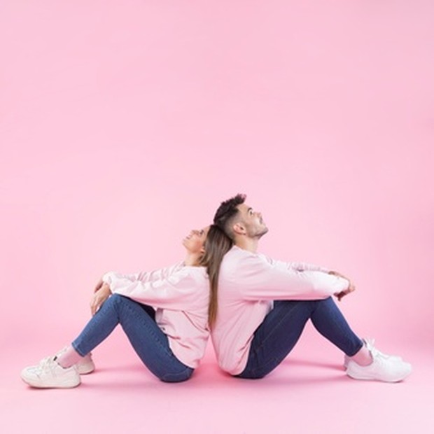 Suami Istri Harmonis/ Sumber: Freepik.com Pasangan yang ideal adalah mereka yang memiliki banyak perbedaan tetapi bersama-sama mau dan bersedia untuk memberikan dan menerima.