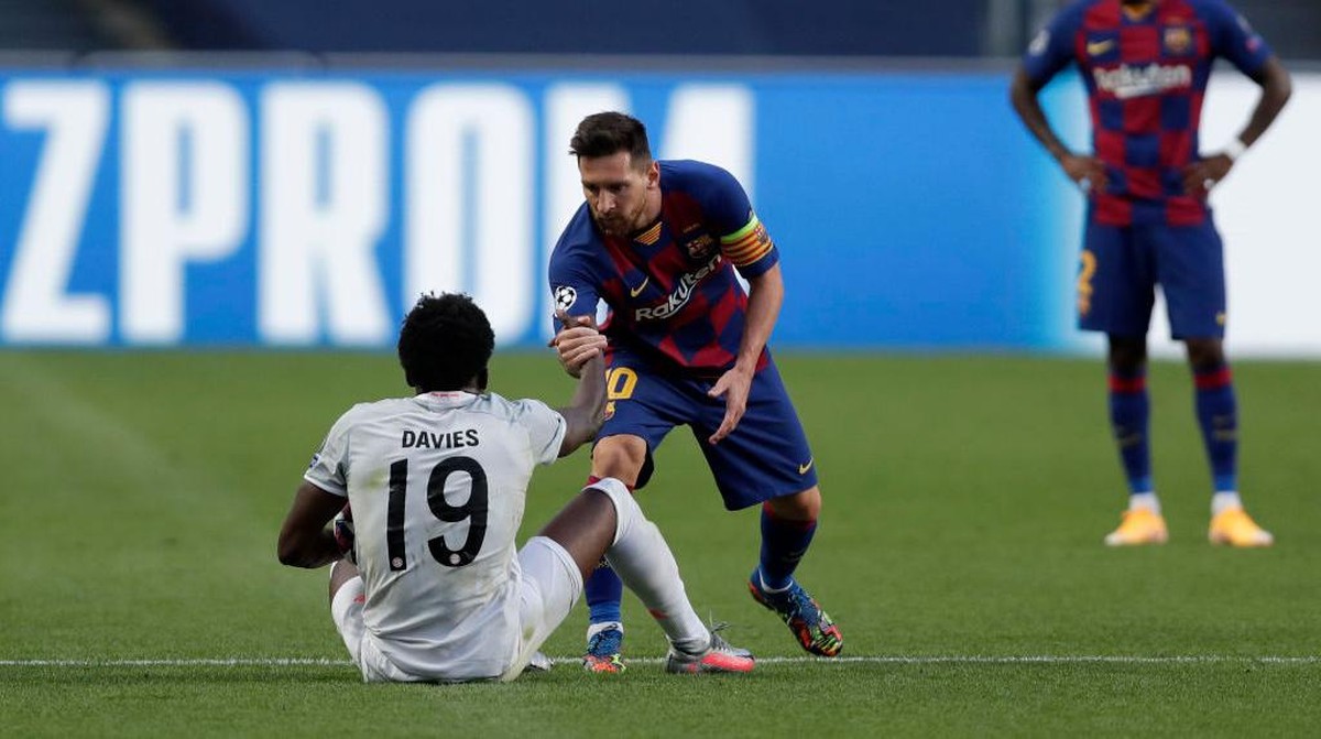 Alphonso Davies ditolak Lionel Messi untuk minta kausnya. (Foto: Getty Images/Pool)