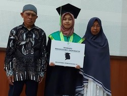 Kisah Anak Pedagang Gorengan Jadi Wisudawan Terbaik UIN Bandung