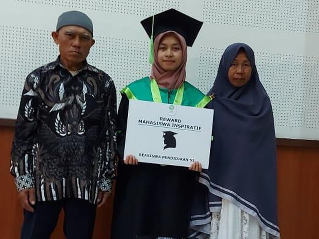 Kisah Anak Pedagang Gorengan Jadi Wisudawan Terbaik UIN Bandung Kisah Anak Pedagang Gorengan Jadi Wisudawan Terbaik UIN Bandung