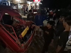 Angkot di Sukabumi Ringsek Usai Tabrak Truk, Sopir Kabur
