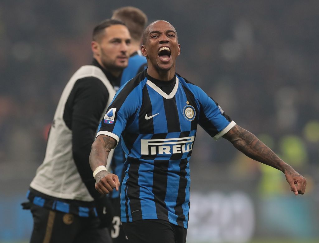 MILAN, ITALY - FEBRUARY 09:  Ashley Young of FC Internazionale celebrates the victory at the end of the Serie A match between FC Internazionale and AC Milan at Stadio Giuseppe Meazza on February 9, 2020 in Milan, Italy.  (Photo by Emilio Andreoli/Getty Images)