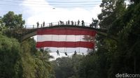 Detik-detik Sang Merah Putih Raksasa Terbentang di Jembatan Bersejarah
