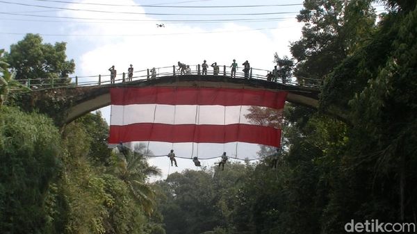 Detik-detik Sang Merah Putih Raksasa Terbentang di Jembatan Bersejarah