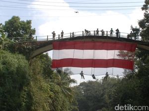 Atlet Panjat Tebing Bentangkan Kain Merah Putih Raksasa di Pekalongan