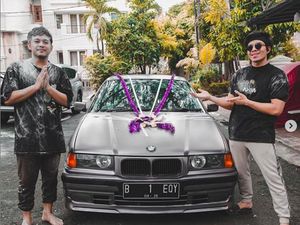 Bukan Endorse! Atta Halilintar Kasih Kado BMW Klasik ke Kru