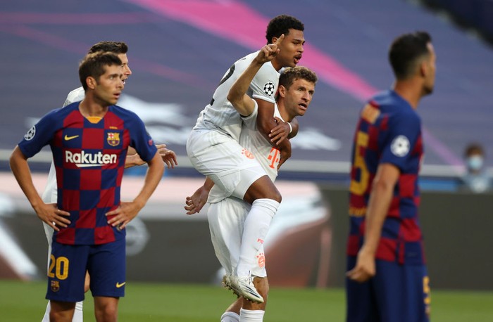 LISBON, PORTUGAL - AUGUST 14: Thomas Mueller of FC Bayern Munich celebrates with teammate Serge Gnabry after scoring his teams first goal during the UEFA Champions League Quarter Final match between Barcelona and Bayern Munich at Estadio do Sport Lisboa e Benfica on August 14, 2020 in Lisbon, Portugal. (Photo by Rafael Marchante/Pool via Getty Images)