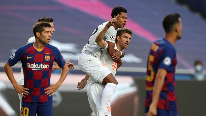 LISBON, PORTUGAL - AUGUST 14: Thomas Mueller of FC Bayern Munich celebrates with teammate Serge Gnabry after scoring his teams first goal during the UEFA Champions League Quarter Final match between Barcelona and Bayern Munich at Estadio do Sport Lisboa e Benfica on August 14, 2020 in Lisbon, Portugal. (Photo by Rafael Marchante/Pool via Getty Images)