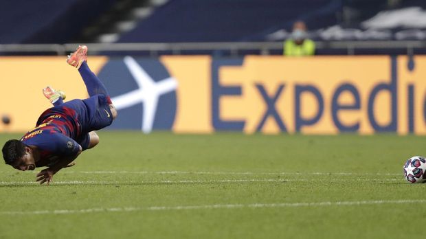 Barcelona's Luis Suarez grimaces after being fouled during the Champions League quarterfinal match between FC Barcelona and Bayern Munich at the Luz stadium in Lisbon, Portugal, Friday, Aug. 14, 2020. (AP Photo/Manu Fernandez/Pool)