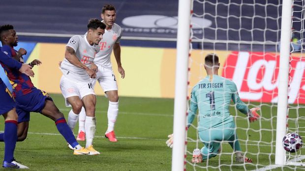 Bayern's Philippe Coutinho, center, scores his sides eight goal during the Champions League quarterfinal match between FC Barcelona and Bayern Munich at the Luz stadium in Lisbon, Portugal, Friday, Aug. 14, 2020. (AP Photo/Manu Fernandez/Pool)