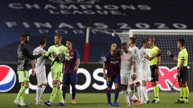 Players of Barcelona and Bayern after the Champions League quarterfinal match between FC Barcelona and Bayern Munich at the Luz stadium in Lisbon, Portugal, Friday, Aug. 14, 2020. (AP Photo/Manu Fernandez/Pool)