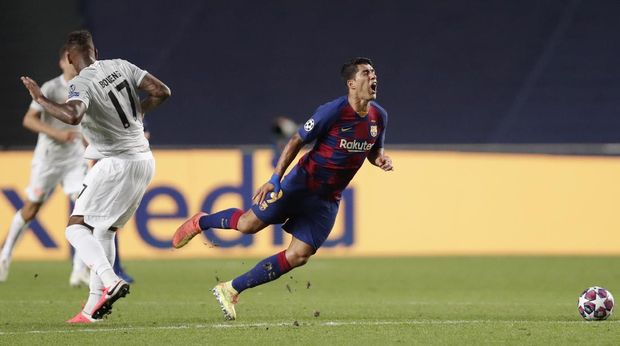 Bayern's Jerome Boateng, left, challenges Barcelona's Luis Suarez, right, during the Champions League quarterfinal match between FC Barcelona and Bayern Munich at the Luz stadium in Lisbon, Portugal, Friday, Aug. 14, 2020. (AP Photo/Manu Fernandez/Pool)