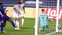 Bayern belum berhenti! Coutinho mencetak gol ketujuh Bayern di laga ini pada menit ke-85, menuntaskan umpan Mueller. AP Photo/Manu Fernandez.