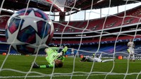 David Alaba melakukan gol bunuh diri di menit ke-7. Manu Fernandez/Pool via Getty Images.