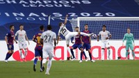 Thomas Mueller melepaskan tembakan ke gawang Barcelona. Dalam pertandinan ini, Mueller dua kali membobol gawang Barca. Gol tercipta di menit ke-4 dan 31. AP Photo/Manu Fernandez/Pool