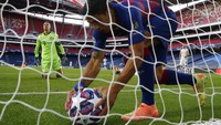 Barcelona menipiskan ketertinggalan di menit ke-57. Alba menerima bola di sisi kiri dan mengopernya ke Suarez. Suarez lantas mengecoh Boateng dan dengan dingin menaklukkan Neuer. AP Photo/Manu Fernandez/