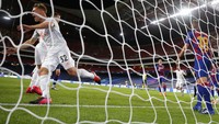 Bayern kembali mencetak gol di menit ke-63. Alphonso Davies menusuk dari kiri, melewati adangan Nelson Semedo, lalu melepaskan umpan tarik yang disambar Kimmich di depan gawang. AP Photo/Manu Fernandez.