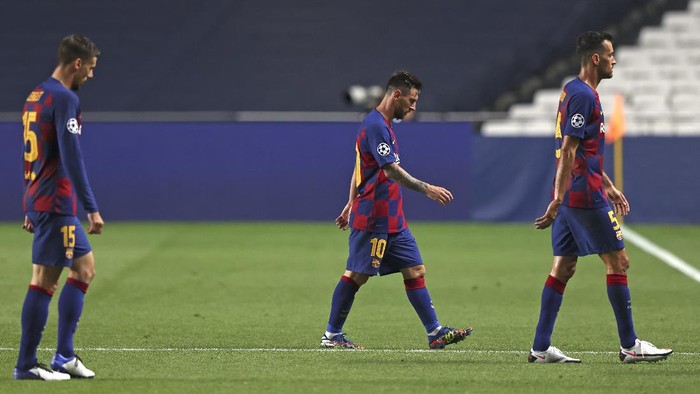 Barcelonas Lionel Messi, center, leaves he pitch at half time during the Champions League quarterfinal soccer match between Barcelona and Bayern Munich in Lisbon, Portugal, Friday, Aug. 14, 2020. (Rafael Marchante/Pool via AP)
