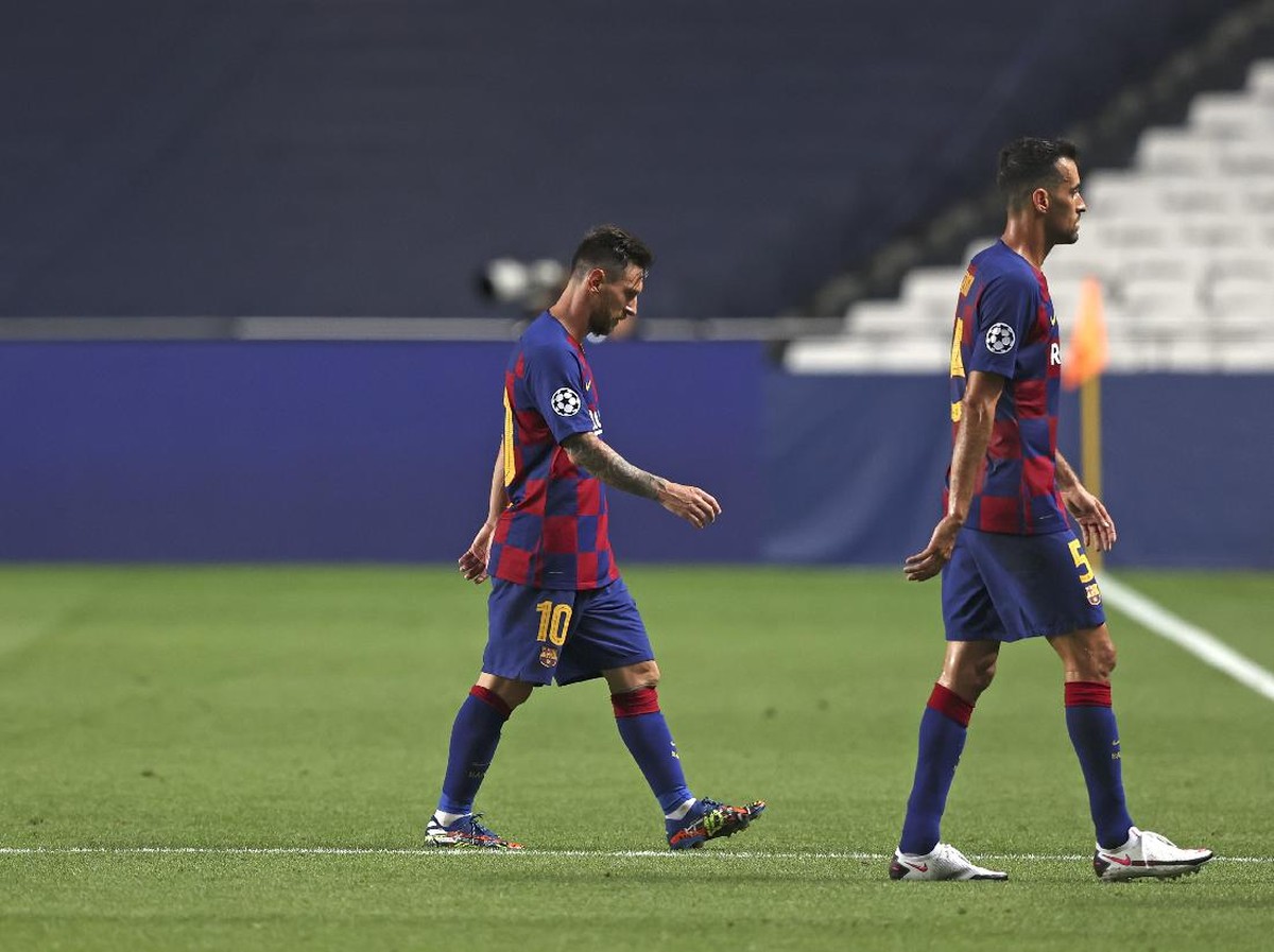 Sergio Busquets mengungkap Barcelona butuh dukungan suporter lebih banyak usai ditinggal Lionel Messi. (Foto: Rafael Marchante/Pool via AP)