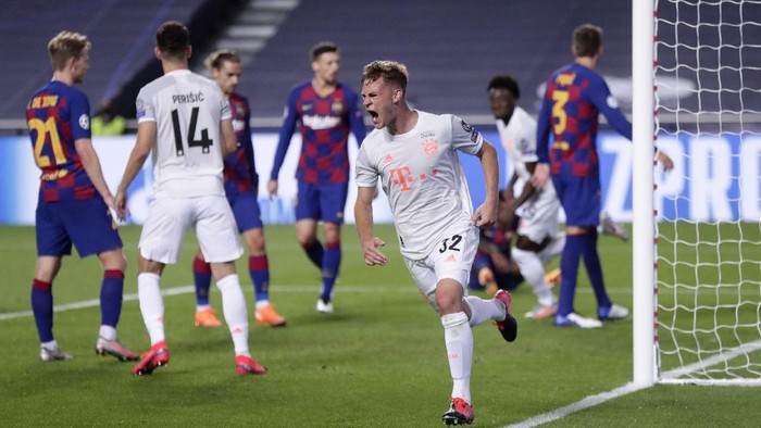 LISBON, PORTUGAL - AUGUST 14: Joshua Kimmich of FC Bayern Munich celebrates after scoring his teams fifth goal during the UEFA Champions League Quarter Final match between Barcelona and Bayern Munich at Estadio do Sport Lisboa e Benfica on August 14, 2020 in Lisbon, Portugal. (Photo by Manu Fernandez/Pool via Getty Images)